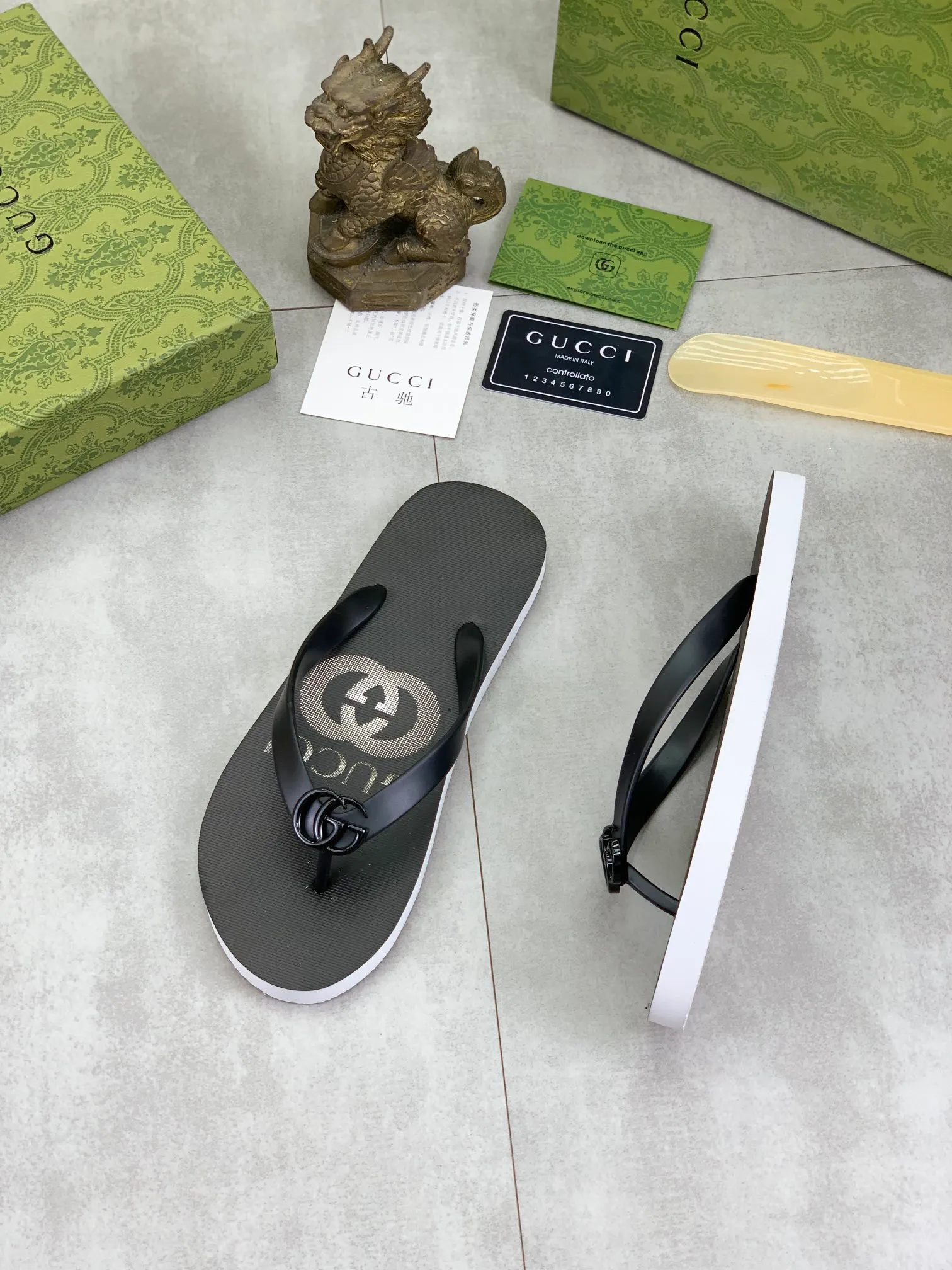 Men's men's shoes 💰P220💰【New style】🆘【GUCCI】Official website's popular Gucci adult couple 🧑‍🤝‍🧑 style, children's flip-flops are on sale at the counter simultaneously! Original fabric imported from Italy. Original bottom provided by the original factory. Size: Adult 36-45. Children’s size: 30-37. Multiple colors available.